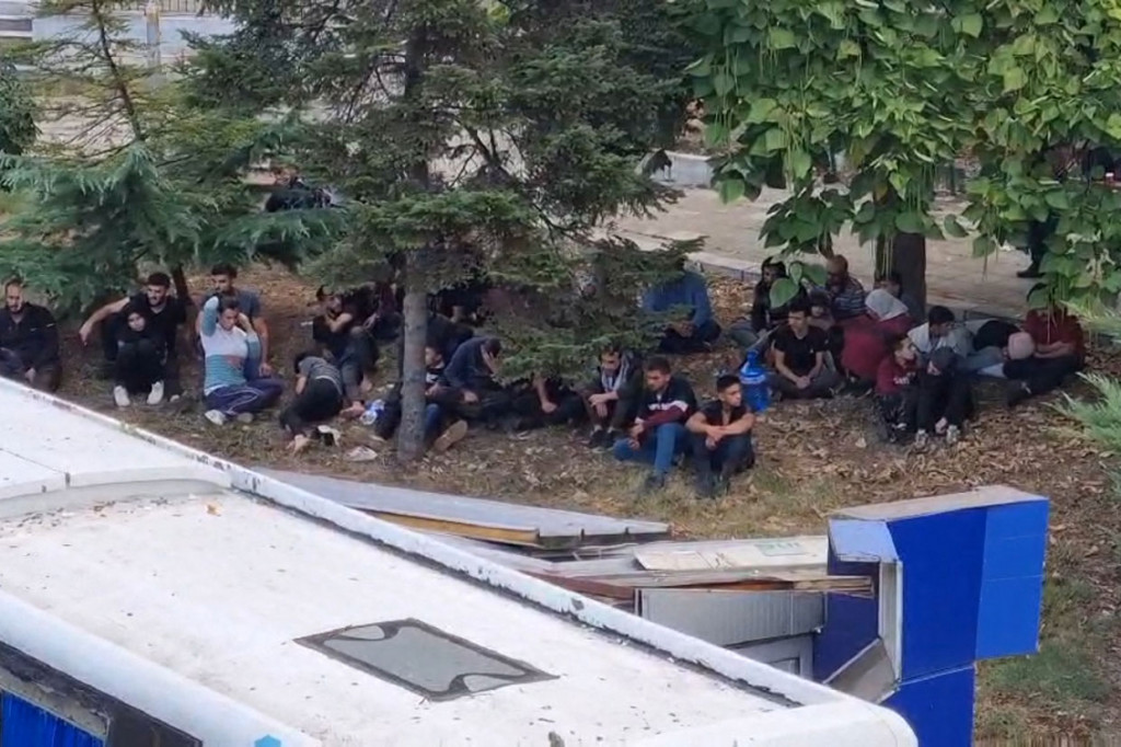 Polisi mengatakan para migran di dalam bus itu berasal dari Suriah, dan penyelidikan atas kasus tersebut telah diluncurkan. Tidak jelas dakwaan apa yang mungkin diajukan, tetapi jaksa setempat Georgi Chinev menyebut penyatakan kecelakaan itu sebagai tindakan yang disengaja.