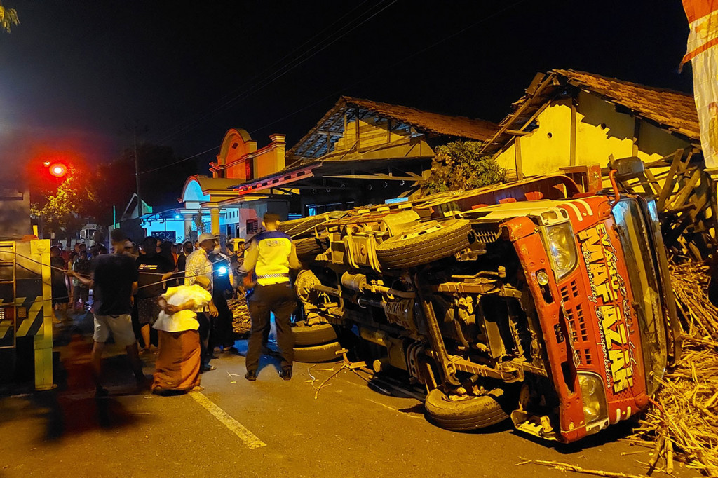 anitlaka Satlantas Polres Kudus Ipda Firman Abit Prasetya melalui petugas di lokasi kejadian Bripka Ahmad Sarofi mengungkapkan, kecelakaan tersebut diduga akibat truk bermuatan tebu berjalan terlalu kekiri sehingga oleng dan kemudian terguling. 