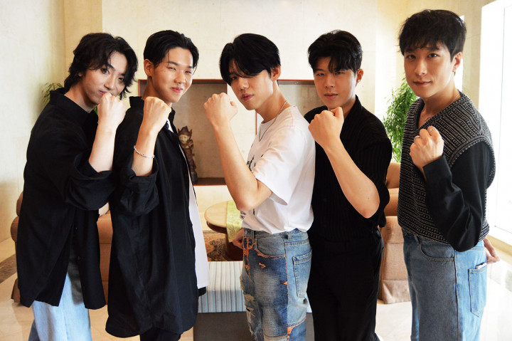 Artis Kang Dae-Ho atau lebih dikenal dengan nama panggung Gaho (tengah), dan band rock Korea, KAVE akan tampil dalam festival musik bertajuk Chotha Fest 2022 di Balai Sarbini, Jakarta, Sabtu, 27 Agustus 2022.