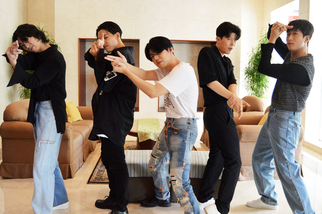 Mereka mengaku sangat senang berada di Indonesia dan suka dengan makanan dan keramahan warganya. 