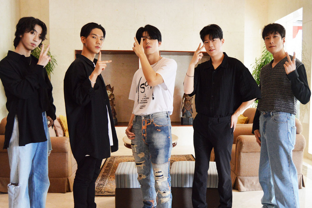 KAVE adalah band rock asal Korea yang beranggotakan lima orang, yakni Gaho, Kekinu, Jisang, Hyung, dan Ownr. Band tersebut melakukan debut pada 6 Agustus 2020 dengan cover lagu berjudul How You Like That. 