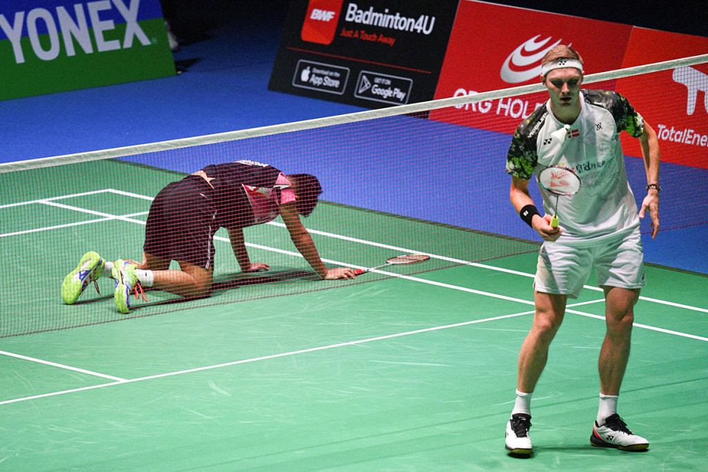 Wakil Indonesia Anthony Sinisuka Ginting tertunduk lesu setelah takluk dari tunggal putra nomor satu dunia Viktor Axelsen di babak perempat final Kejuaraan Dunia BWF 2022 di Tokyo Metropolitan Gymnasium, Jepang, Jumat, 26 Agustus 2022.