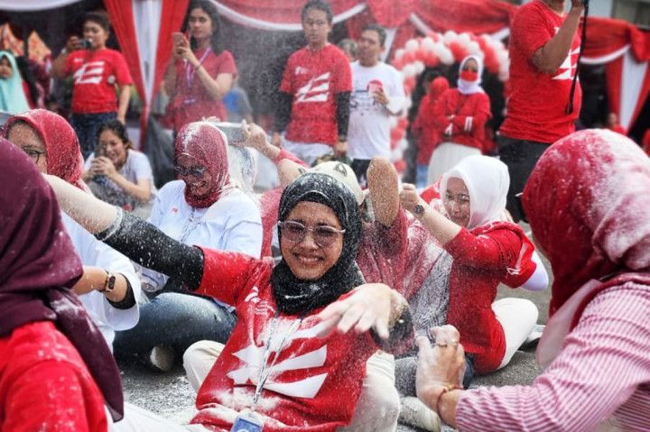 Diawali dengan menyanyikan lagu Indonesia Raya dan lagu-lagu kemerdekaan diiringi musik, jajaran direksi dan karyawan tampak antusias dan semangat, larut dalam kegembiraan dengan mengikuti berbagai berbagai lomba dan kuis. 