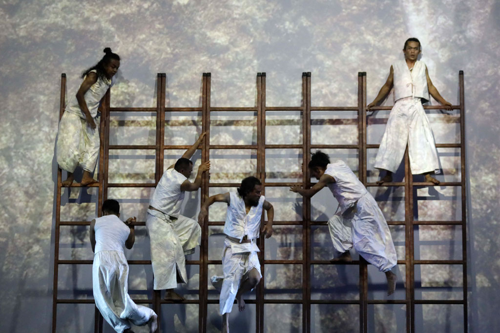 Under the Volcano dibagi menjadi enam bagian dan dilakonkan dengan narasi berbahasa Melayu dan Minangkabau yang diperkuat dengan elemen silat, tarian, musik, dan efek visual digital yang menakjubkan. 