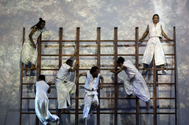 Under the Volcano dibagi menjadi enam bagian dan dilakonkan dengan narasi berbahasa Melayu dan Minangkabau yang diperkuat dengan elemen silat, tarian, musik, dan efek visual digital yang menakjubkan. 