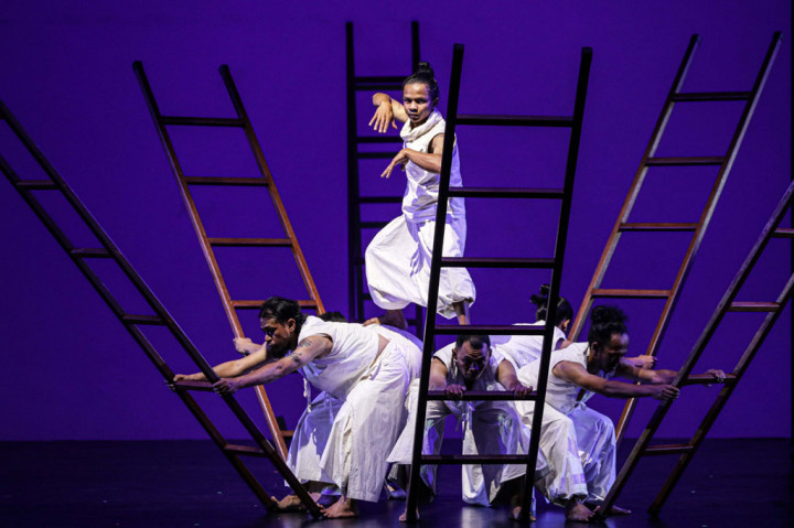 Pertunjukan teater berkelas internasional Under the Volcano yang merupakan hasil kolaborasi antara Bumi Purnati Indonesia dan Komunitas Seni Hitam Putih Sumatera Barat digelar di Ciputra Artpreneur Theater pada Sabtu, 27 Agustus 2022 pukul 16.00 & 20.00 WIB. 