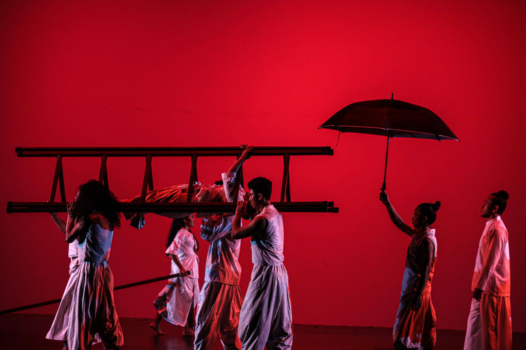 Sedikit demi sedikit masyarakat membangun kembali rumah dan desa dengan bantuan banyak orang. Akhirnya kehidupan kembali normal dan damai. 