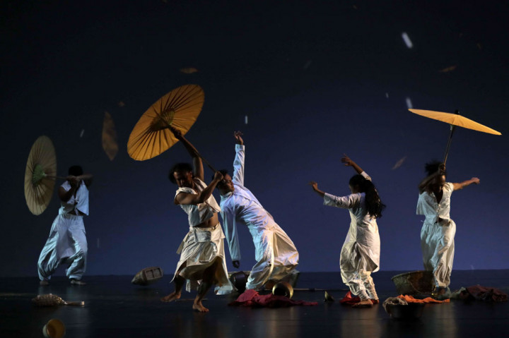 Tiba-tiba gempa datang, diikuti ledakan gunung dan tsunami. Para penghuni lereng panik dan berusaha menyelamatkan diri. Ketika letusan mereda, timbulnya masalah baru bagi masyarakat dalam hal sandang, pangan, dan papan yang menyebabkan trauma dan kemiskinan.