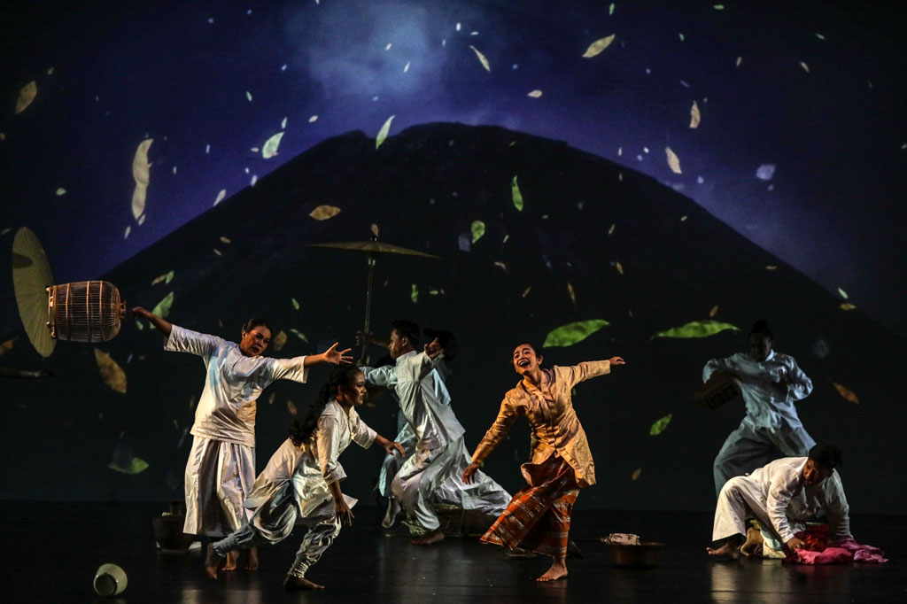 Pertunjukan yang berdurasi kurang lebih 80 menit ini dimulai dengan cerita awal sebelum bencana terjadi. Digambarkan suasana kehidupan yang harmonis, masyarakat menjalankan kegiatan sehari-hari secara damai. 