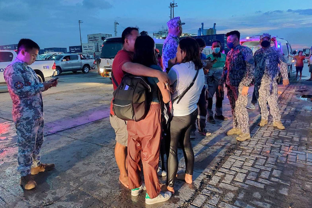 Sebuah feri terbakar di sebuah pelabuhan di dekat ibu kota Filipina, Manila, Jumat, 26 Agustus 2022, menyebabkan sembilan orang hilang dan satu terluka. Dua kapal pencari dan penyelamat penjaga pantai masih mencari sembilan yang hilang.