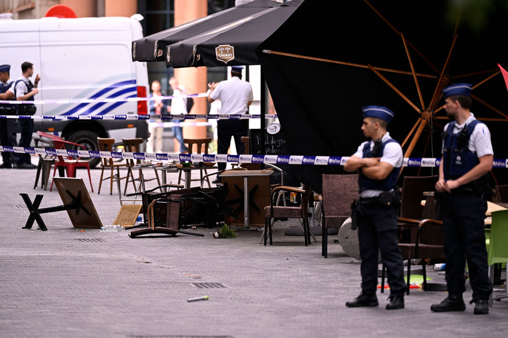 Petugas polisi mengamankan tempat kejadian setelah sebuah van menabrak teras di sepanjang jalan perbelanjaan, di pusat kota Brussel. Belgia, pada Jumat, 26 Agustus 2022.