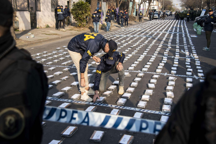 Polisi menata barang bukti kokain seberat 1,6 ton yang disita, dalam konferensi pers di Rosario, Santa Fe, Argentina, Jumat, 26 Agustus 2022.