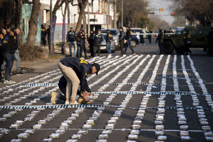 Pihak berwenang Argentina menyita 1,6 ton kokain tujuan Dubai, Uni Emirat Arab, yang disembunyikan di pakan ternak, Jumat, 26 Agustus 2022. Polisi menahan 12 orang terkait hal tersebut.