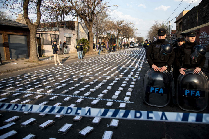Dia menambahkan bahwa penangkapan terjadi di berbagai tempat di seluruh negeri. 