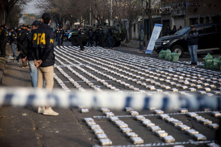 Kokain itu disembunyikan di dalam kantong-kantong pakan jagung yang akan dimuat ke sebuah wadah yang ditujukan ke Dubai. Polisi mengatakan kokain tersebut mungkin berasal dari Kolombia, produsen narkoba terbesar di dunia.