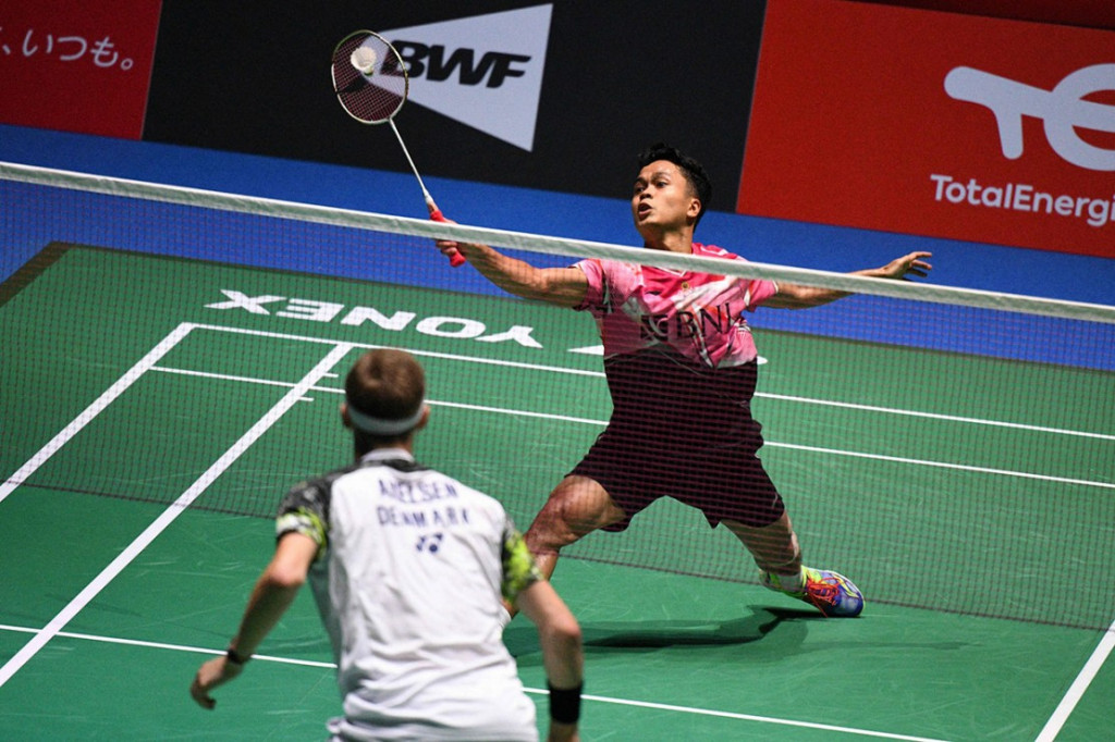 Wakil Indonesia Anthony Sinisuka Ginting kembali takluk dari tunggal putra nomor satu dunia Viktor Axelsen di babak perempat final Kejuaraan Dunia BWF 2022 di Tokyo Metropolitan Gymnasium, Jepang, Jumat, 26 Agustus 2022.