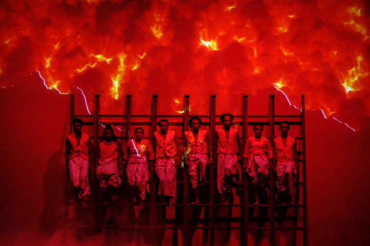 Pertunjukan teater berkelas internasional Under the Volcano yang merupakan hasil kolaborasi antara Bumi Purnati Indonesia dan Komunitas Seni Hitam Putih Sumatera Barat akan digelar di Ciputra Artpreneur Theater pada Sabtu, 27 Agustus 2022 pukul 16.00 & 20.00 WIB. 