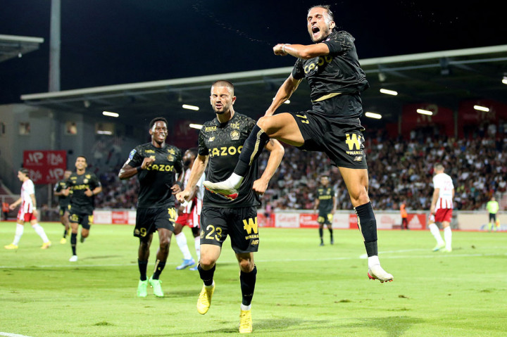 Tim Lille asuhan Paulo Fonseca memimpin pada menit ke-16 lewat sepakan voli Yusuf Yazici.