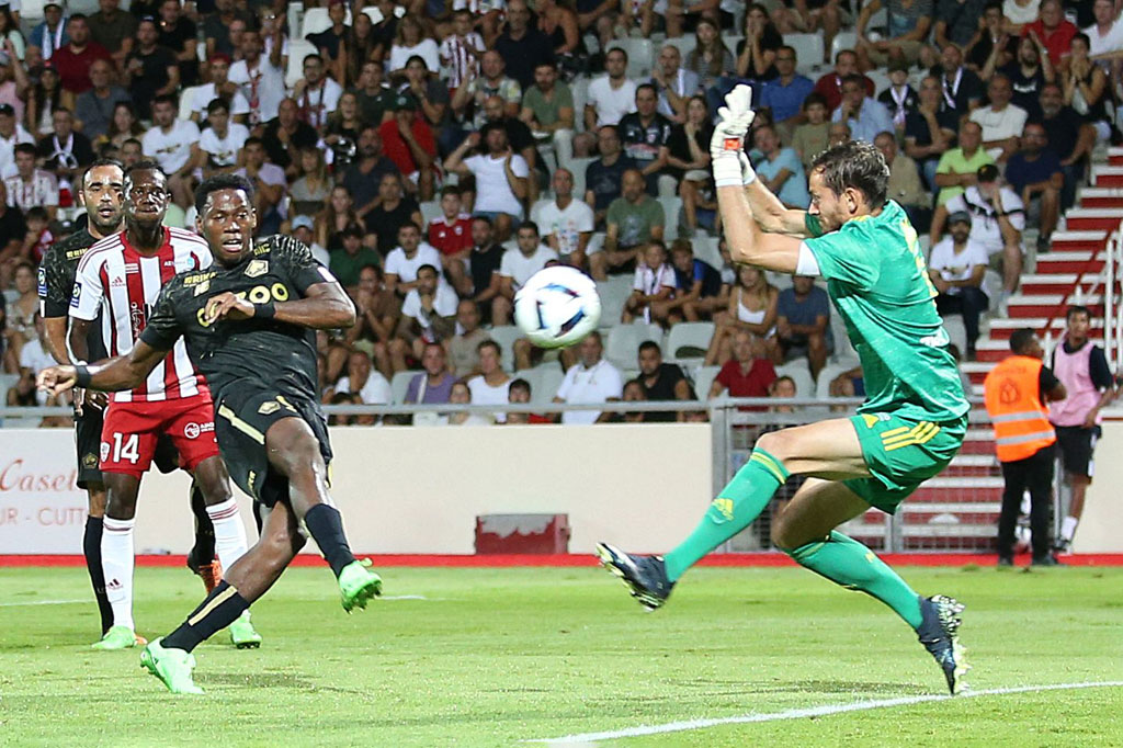 Lille berkesempatan memperbesar keunggulan di menit-menit akhir pertandingan lewat eksekusi penalti David. Sayang sepakannya membentur tiang gawang.