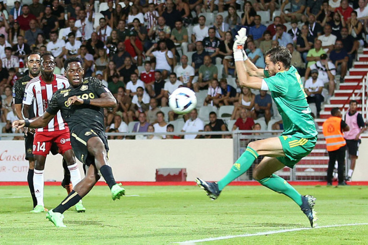 Lille berkesempatan memperbesar keunggulan di menit-menit akhir pertandingan lewat eksekusi penalti David. Sayang sepakannya membentur tiang gawang.