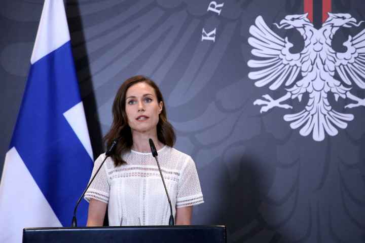 Kontroversi itu segera diikuti oleh yang lain, ketika Marin dipaksa untuk meminta maaf atas foto yang diambil di kediaman resminya, setelah dua wanita mengangkat atasan mereka untuk telanjang dada, saat dia menjamu teman-teman setelah menghadiri festival musik.