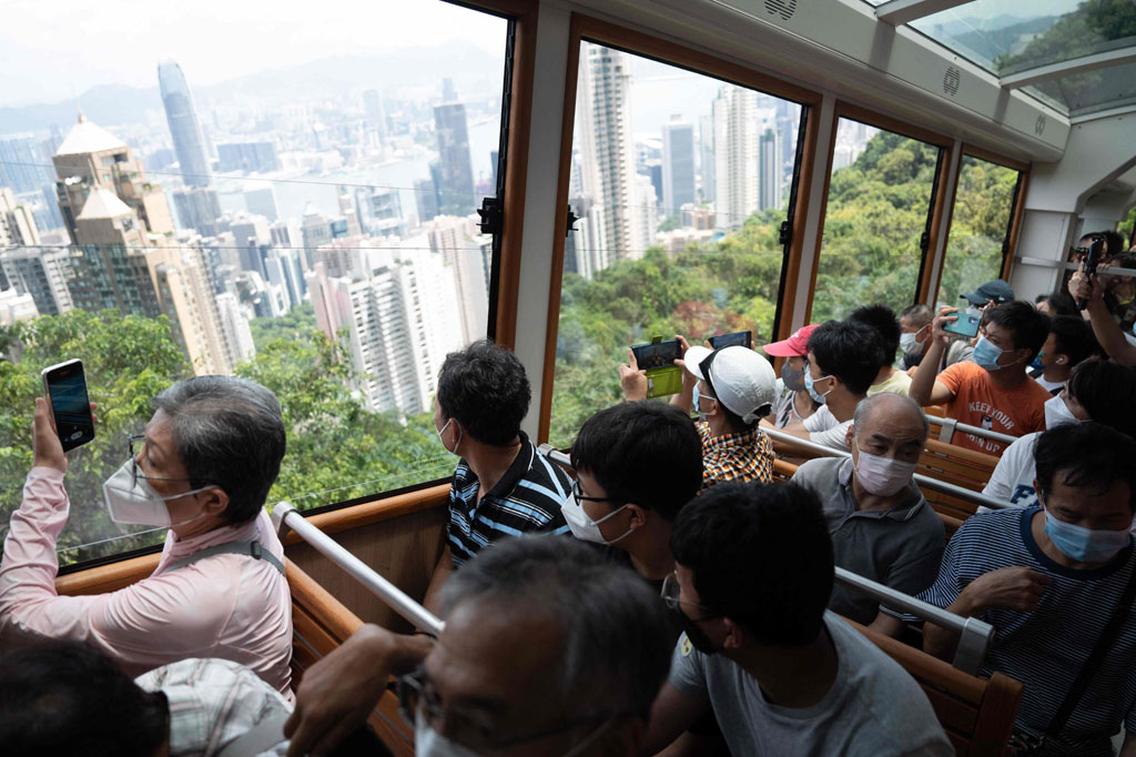 Peak Tram, transportasi umum terkenal di Hong Kong dan daya tarik turis yang populer, dibuka kembali pada hari Sabtu, 27 Agustus 2022, setelah direnovasi senilai USD102 juta selama setahun.