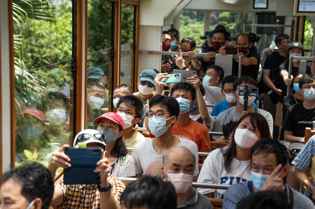 Kereta gantung bersejarah, yang berasal dari tahun 1888 dan menawarkan pemandangan panorama cakrawala terkenal Pulau Hong Kong saat naik ke Victoria Peak, digunakan untuk menarik lebih dari enam juta pengunjung per tahun.