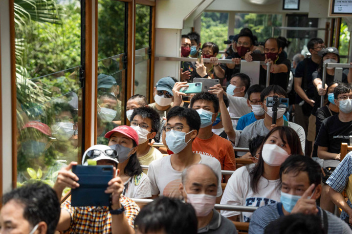 Kereta gantung bersejarah, yang berasal dari tahun 1888 dan menawarkan pemandangan panorama cakrawala terkenal Pulau Hong Kong saat naik ke Victoria Peak, digunakan untuk menarik lebih dari enam juta pengunjung per tahun.