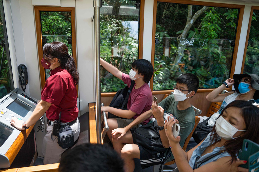 Peak Tram ditutup untuk direnovasi pada Juni 2021, periode ketika kontrol perbatasan ketat pusat keuangan Tiongkok - sejalan dengan strategi nol-Covid Beijing - semuanya menghapus industri pariwisatanya.