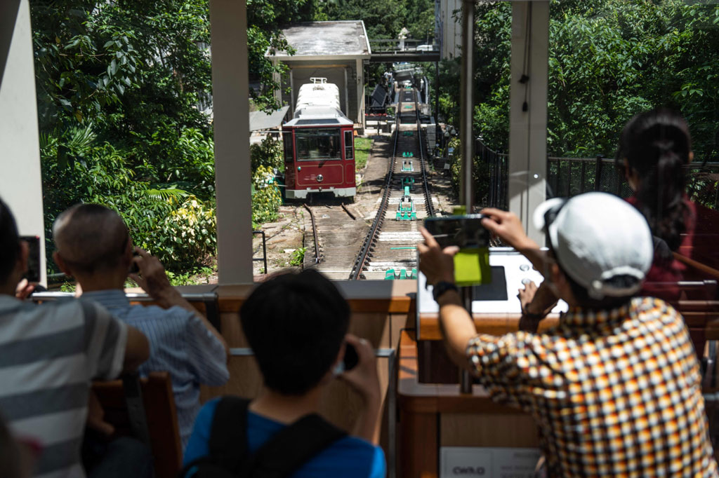 Pembangunan kembali mengalami kelebihan anggaran sekitar USD15 juta, yang oleh operatornya dikaitkan dengan kesulitan rantai pasokan selama pandemi, seperti membawa trem buatan Swiss ke Hong Kong.