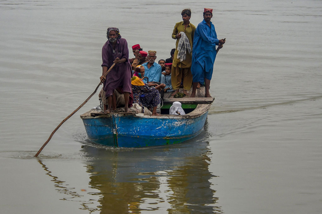 Ribuan orang yang tinggal di dekat sungai yang meluap akibat banjir di utara Pakistan diperintahkan untuk mengungsi pada Sabtu, 27 Agustus 2022, ketika jumlah korban tewas akibat hujan monsun yang menghancurkan mendekati 1.000 orang.