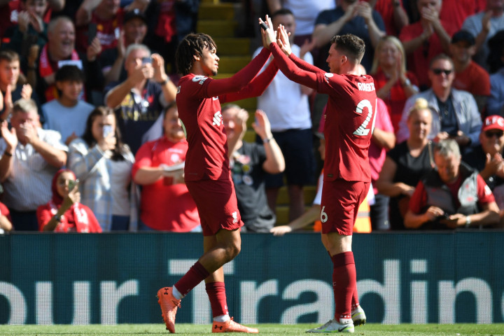 Trent Alexander-Arnold (kiri) melakukan selebrasi usai mencetak gol ke gawang Bournemouth, pada pekan keempat Liga Inggris di Anfield, Sabtu, 27 Agustus 2022, malam WIB.