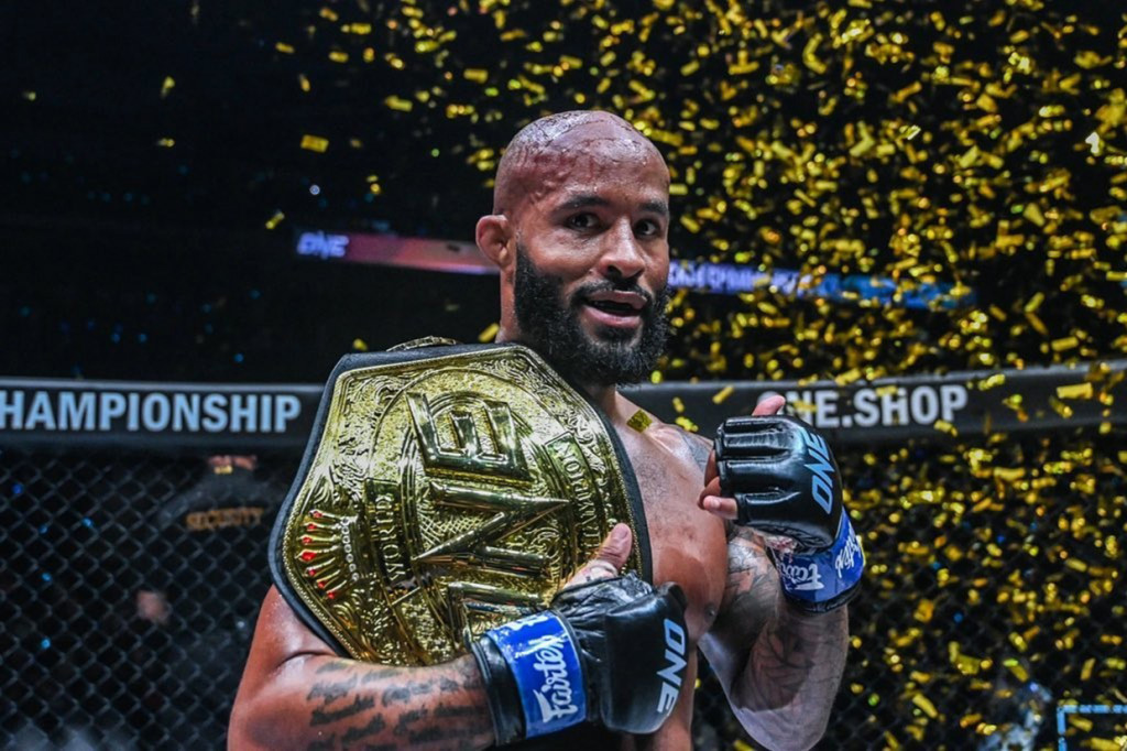 Petarung asal Amerika, Demetrious Johnson berhasil merebut sabuk Juara Dunia ONE Flyweight milik Adriano Moraes. 