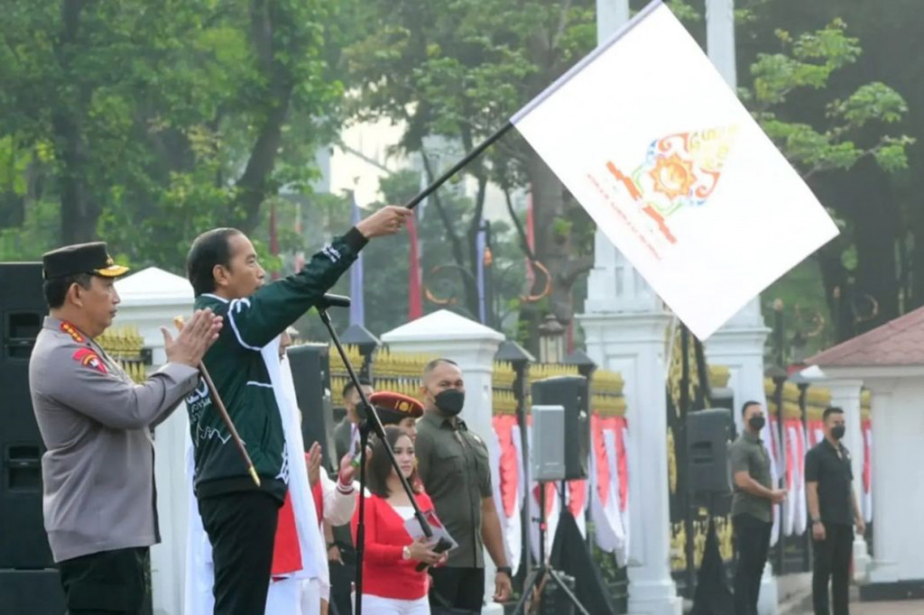 “Bersama-sama dengan Kapolri, bersama-sama dengan Habib Luthfi bin Yahya, dengan mengucap bismilillahirahmanirahim, pagi hari ini saya nyatakan Kirab Merah Putih diberangkatkan,” ucap Presiden.