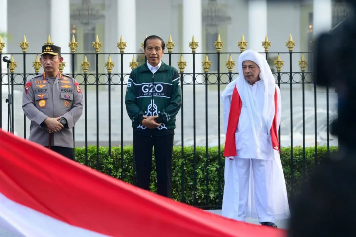 Presiden Joko Widodo didampingi oleh Kapolri Jenderal Listyo Sigit Prabowo dan Habib Luthfi Bin Yahya saat melepas kegiatan