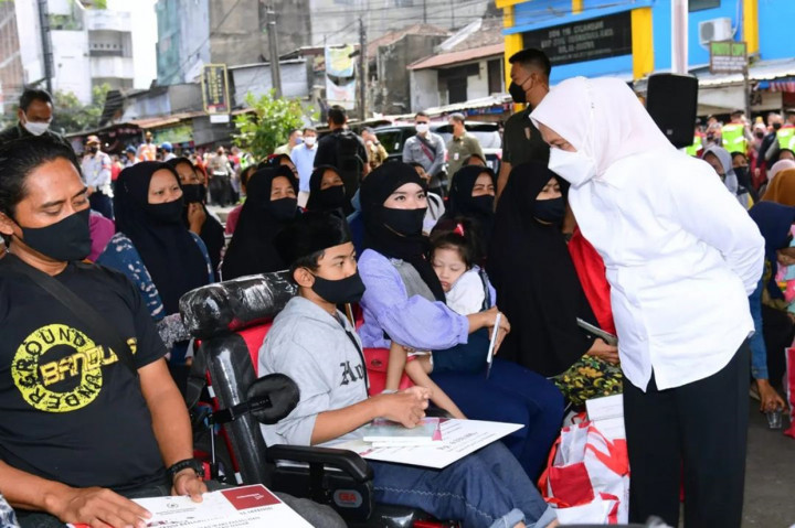 Setelah itu, Jokowi mendatangi perwakilan warga yang akan menerima bantuan sosial (bansos). Dia sempat berdialog dengan para penerima program Program Keluarga Harapan (PKH). 