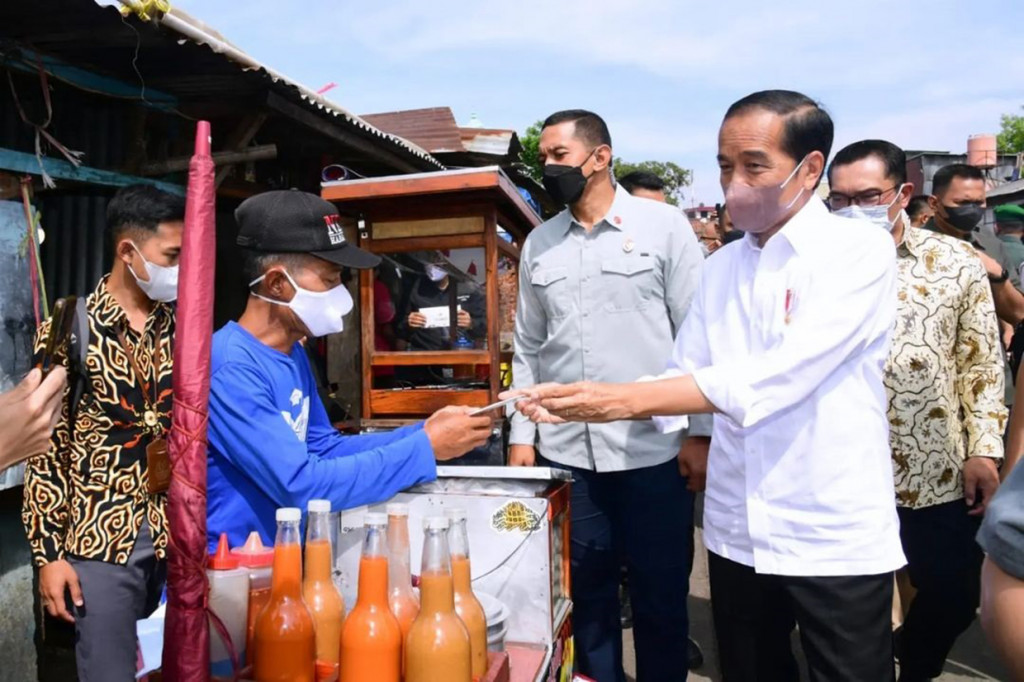 Bantuan yang diberikan yaitu berupa bantuan modal kerja (BMK) dan bantuan langsung tunai (BLT) kepada peserta Program Keluarga Harapan (PKH), para pedagang pasar, dan pedagang kaki lima. 