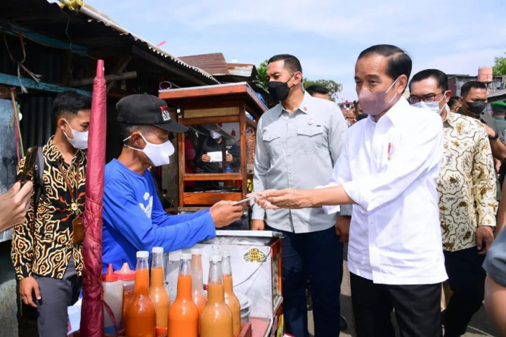 Bantuan yang diberikan yaitu berupa bantuan modal kerja (BMK) dan bantuan langsung tunai (BLT) kepada peserta Program Keluarga Harapan (PKH), para pedagang pasar, dan pedagang kaki lima. 