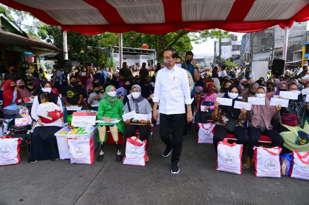 Presiden Joko Widodo membagikan bantuan ke masyarakat dan pedagang di Pasar Cicaheum Kota Bandung, Jawa Barat, Minggu, 28 Agustus 2022. 
