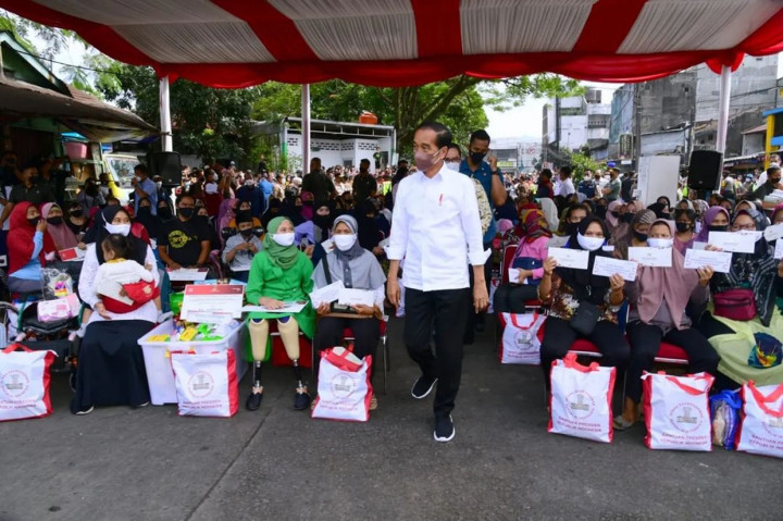 Presiden Joko Widodo membagikan bantuan ke masyarakat dan pedagang di Pasar Cicaheum Kota Bandung, Jawa Barat, Minggu, 28 Agustus 2022. 