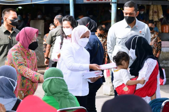 Jokowi tiba di Pasar Cicaheum didampingi Ibu Negara Iriana Jokowi.