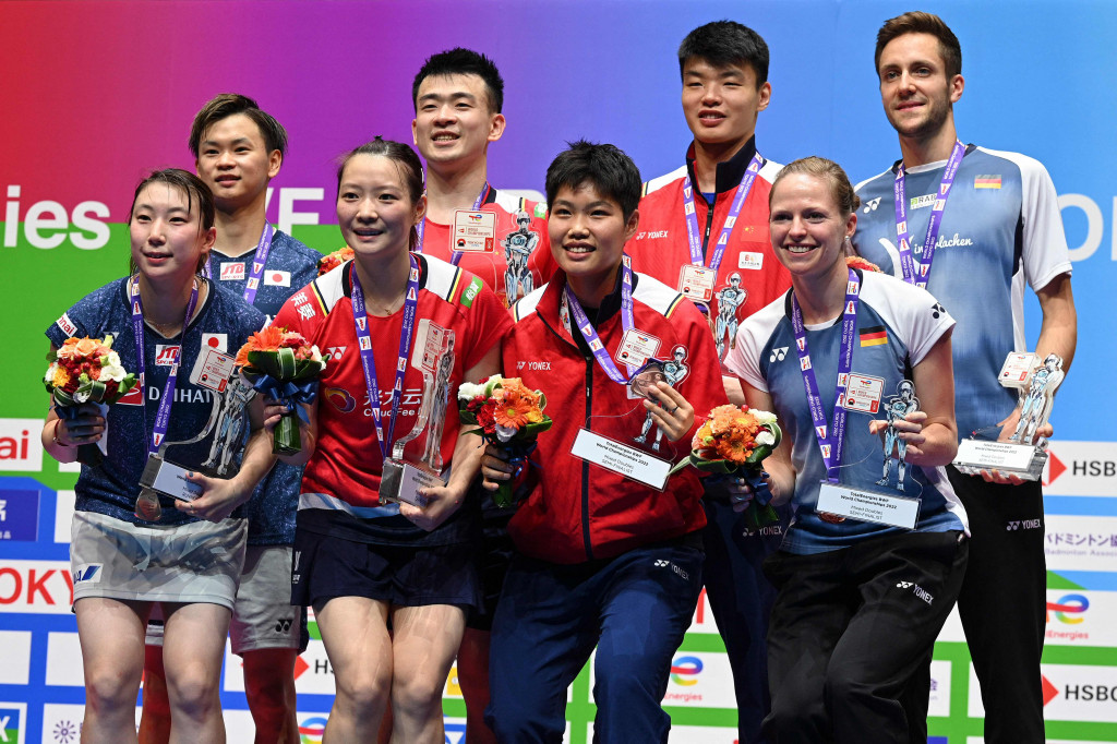 Dalam pertandingan final, Zheng/Huang berhasil mengalahkan Watanabe/Higashino dengan skor 21-13 dan 21-16.