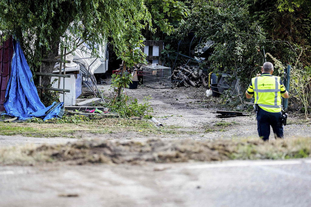 Para korban adalah tiga wanita berusia 28 tahun,(32) dan (75). Sedangkan tiga pria tewas berusia 41 tahun, (50) dan (62). Polisi mengatakan seluruh korban tewas dan terluka berasal dari daerah setempat. Salah satu korban luka berada dalam kondisi kritis di rumah sakit.
