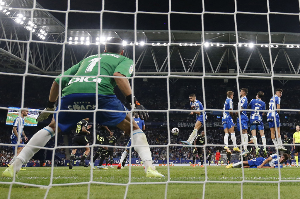 Di babak kedua, Madrid yang kesulitan akhirnya bisa mendapat gol jelang waktu normal habis. Karim Benzema keluar menjadi pahlawan, lewat dua golnya di menit akhir.