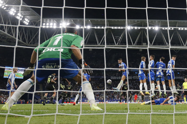 Di babak kedua, Madrid yang kesulitan akhirnya bisa mendapat gol jelang waktu normal habis. Karim Benzema keluar menjadi pahlawan, lewat dua golnya di menit akhir.