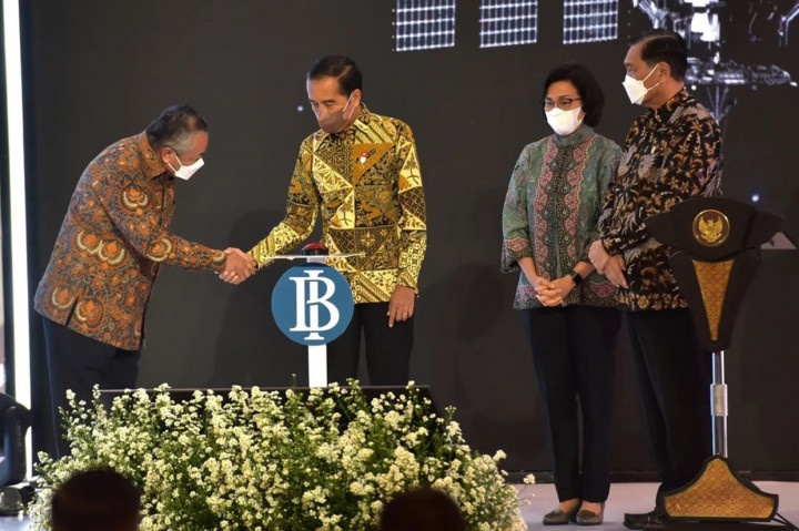 Untuk Kartu Kredit Pemerintah (KKP) Domestik, Jokowi meminta agar Bank Indonesia (BI) dan Himbara mendampingi Kementerian/Lembaga baik pusat maupun daerah untuk segera masuk ke sistem ini agar terjadi kecepatan pembayaran dan semua belanja menuju kepada pembelian produk dalam negeri.