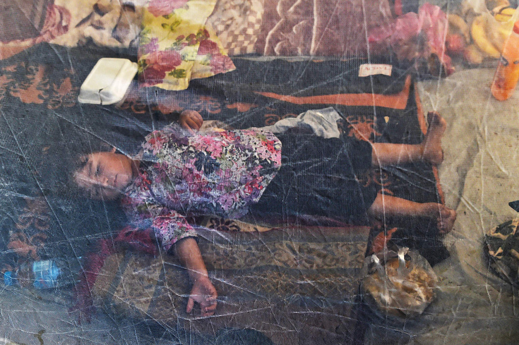 Seorang anak terlantar tidur di bawah kelambu di tenda di kamp darurat setelah melarikan diri dari banjir melanda rumah setelah hujan lebat di distrik Charsadda Khyber Pakhtunkhwa pada 29 Agustus 2022.