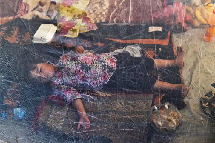 Seorang anak terlantar tidur di bawah kelambu di tenda di kamp darurat setelah melarikan diri dari banjir melanda rumah setelah hujan lebat di distrik Charsadda Khyber Pakhtunkhwa pada 29 Agustus 2022.