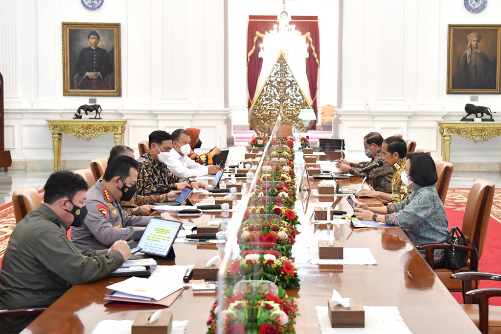 Presiden resmi memulai pengalihan subsidi BBM menjadi bantuan sosial atau bansos tambahan kepada sebagian kelompok masyarakat yang nilainya mencapai Rp 24,17 triliun. 