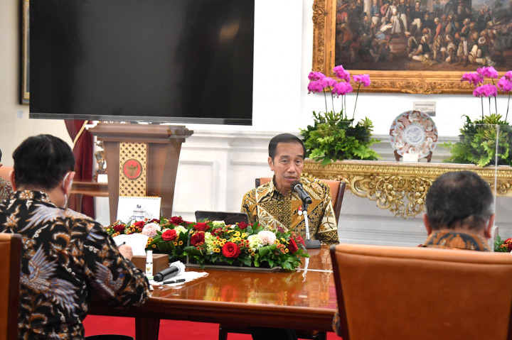 Presiden Joko Widodo memimpin rapat terbatas di Istana Presiden, di Jakarta, Senin, 29 Agustus 2022.